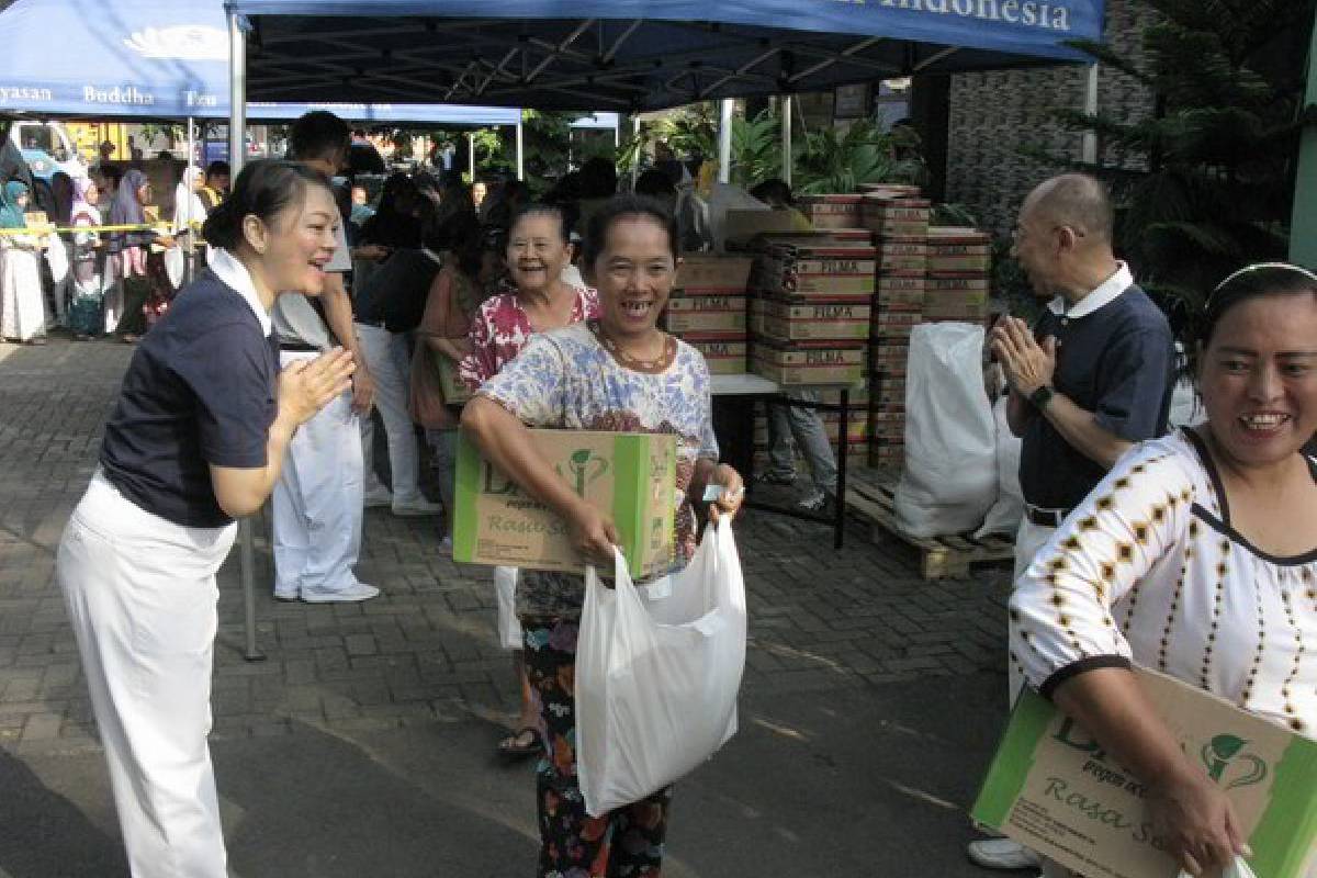 Memberi Bantuan dan Menjadi relawan Informasi