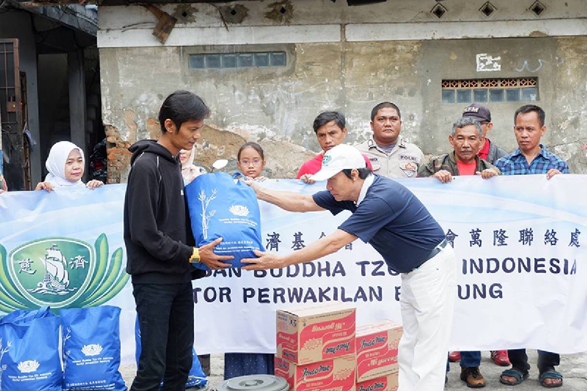 Bantuan Bagi Warga Hegarmanah yang Alami Kebakaran 