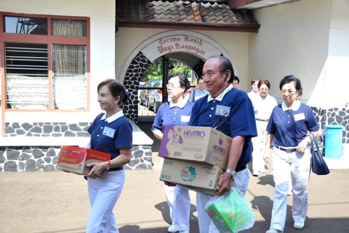 Berbagi Kasih dengan Oma dan Opa di Senjarawi