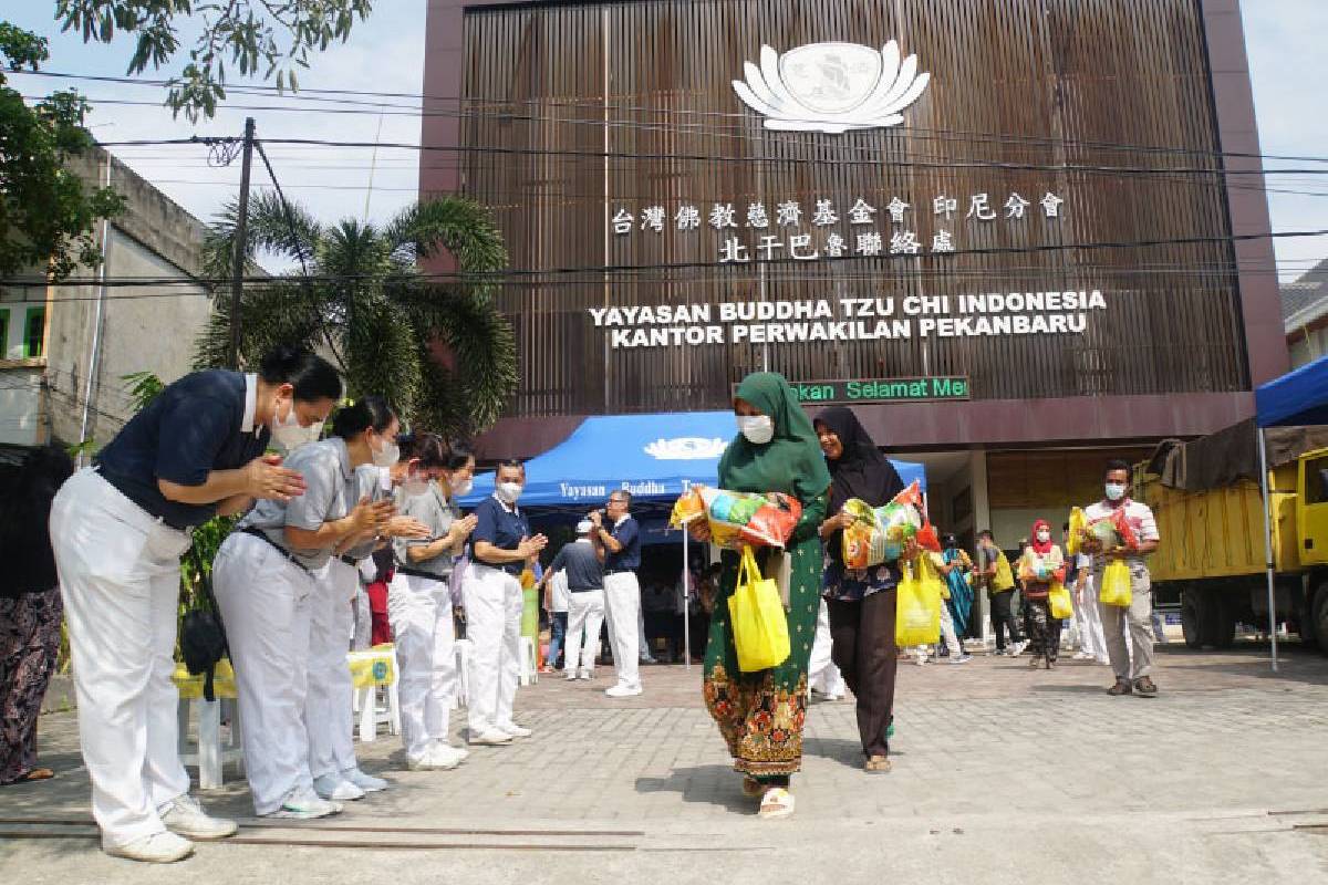 Berbagi Kebahagiaan dengan 1.256 Paket Lebaran