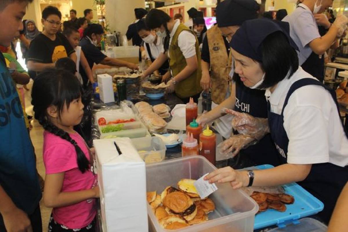 Bazar Vegetarian: Bersumbangsih dengan Sukacita