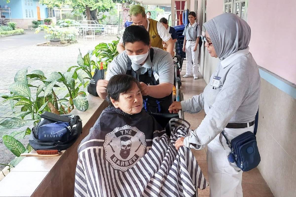 Hiburan Penuh Cinta untuk Oma dan Opa