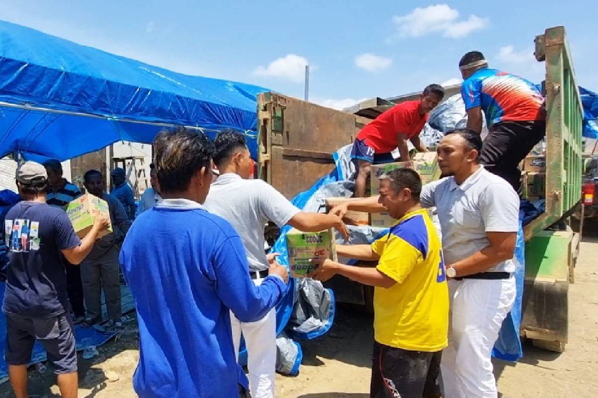Sigap Membantu, Tzu Chi Salurkan Bantuan bagi Korban Kebakaran Batu Timbau 