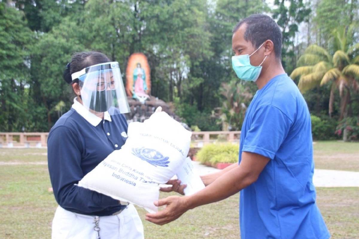 Ringankan Kesulitan Masyarakat, Tzu Chi Tanjung Balai Karimum Bagikan Beras