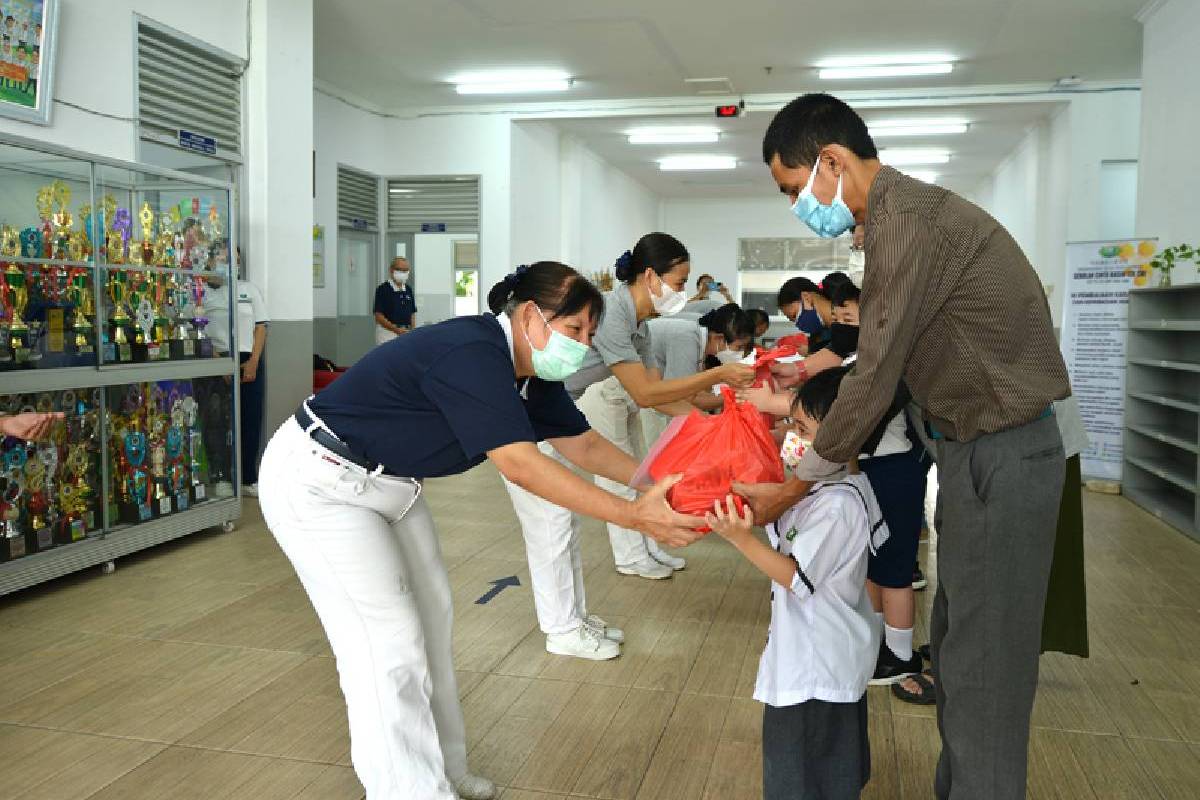 Guru dan Orang Tua Siswa Sekolah Cinta Kasih Tzu Chi Cengkareng Bagikan 200 Paket Sembako