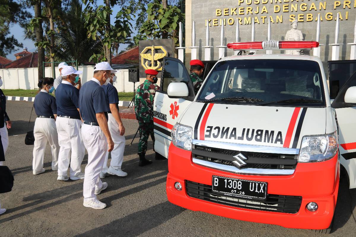 Bantuan Mobil Ambulance untuk Pusdiklat Kopassus