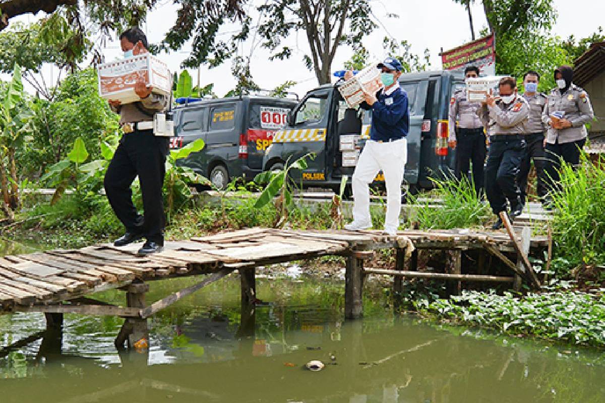 Paket Cinta Kasih untuk Warga Cikarang