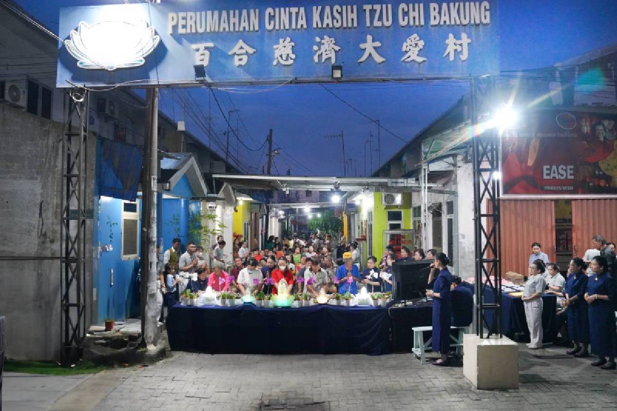 Merayakan Waisak Bersama Warga Perumahan Cinta Kasih Tzu Chi Bakung dan Siswa Sekolah