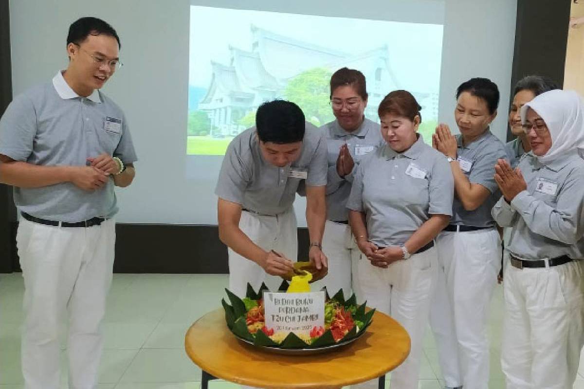 Bedah Buku Perdana Tzu Chi Jambi