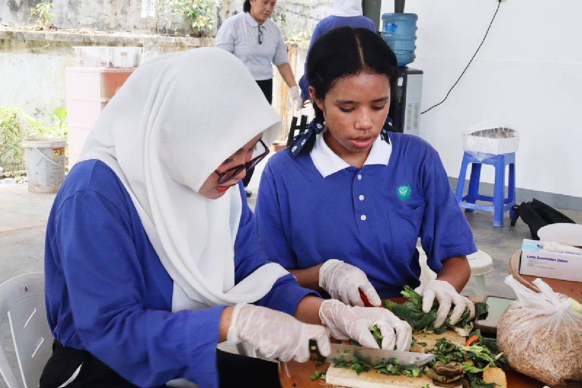 Tzu Ching dan Mahasiswa BINUS Belajar Urban Farming dan Biopori