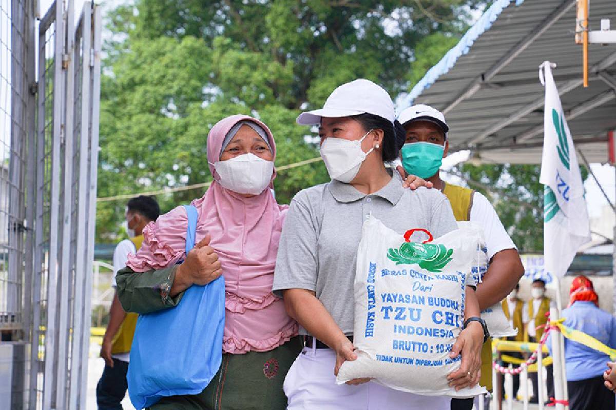 Seribu Paket Sembako untuk Warga Tanjung Morawa, Sumatera Utara 