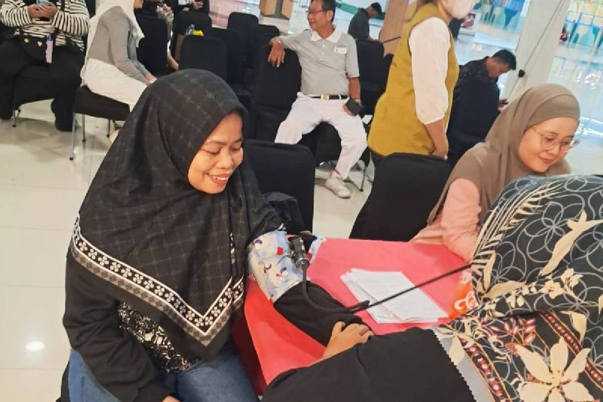 Ramadan Penuh Makna, Donor Darah dan Berbagi Takjil dari Tzu Chi Depok