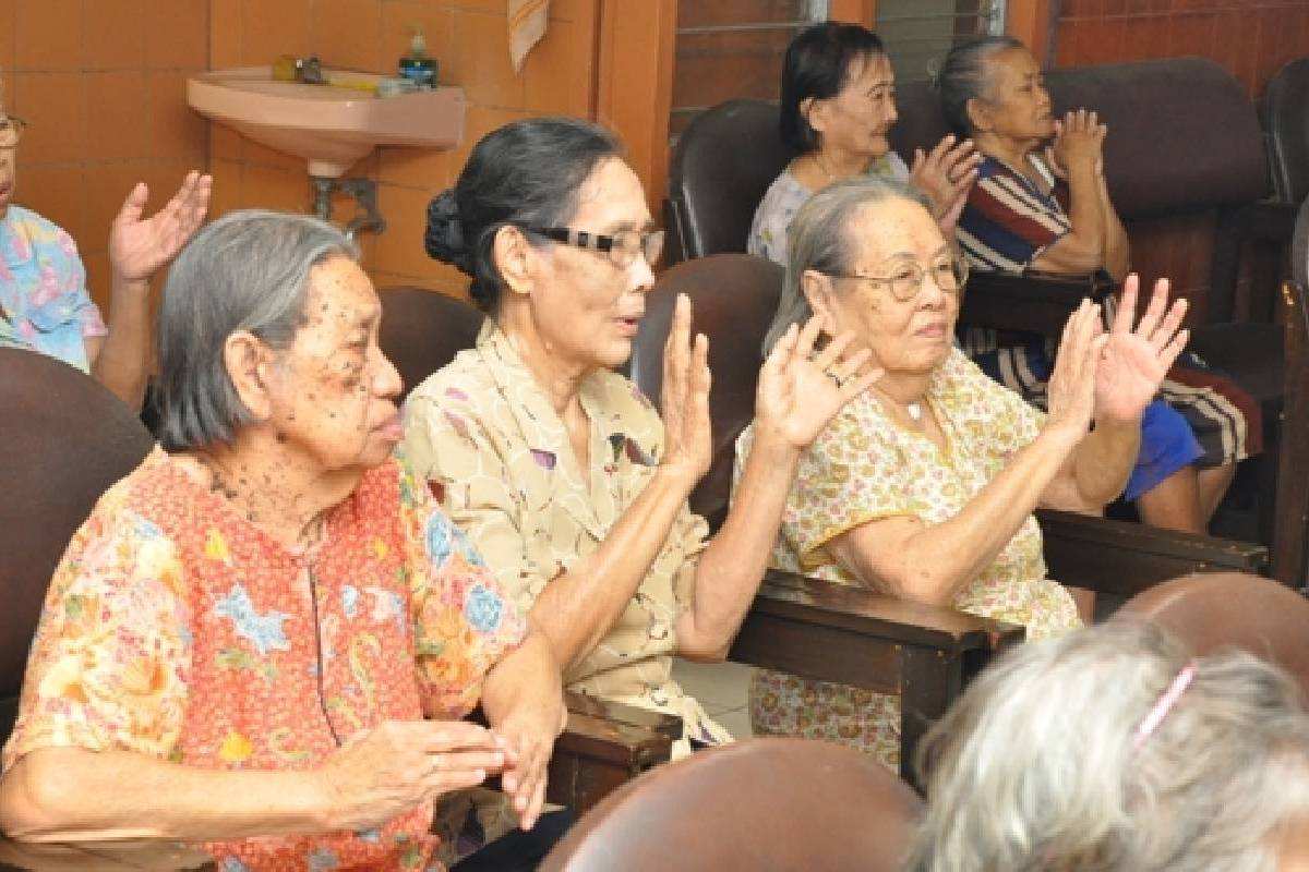 Tulus Melayani Opa dan Oma