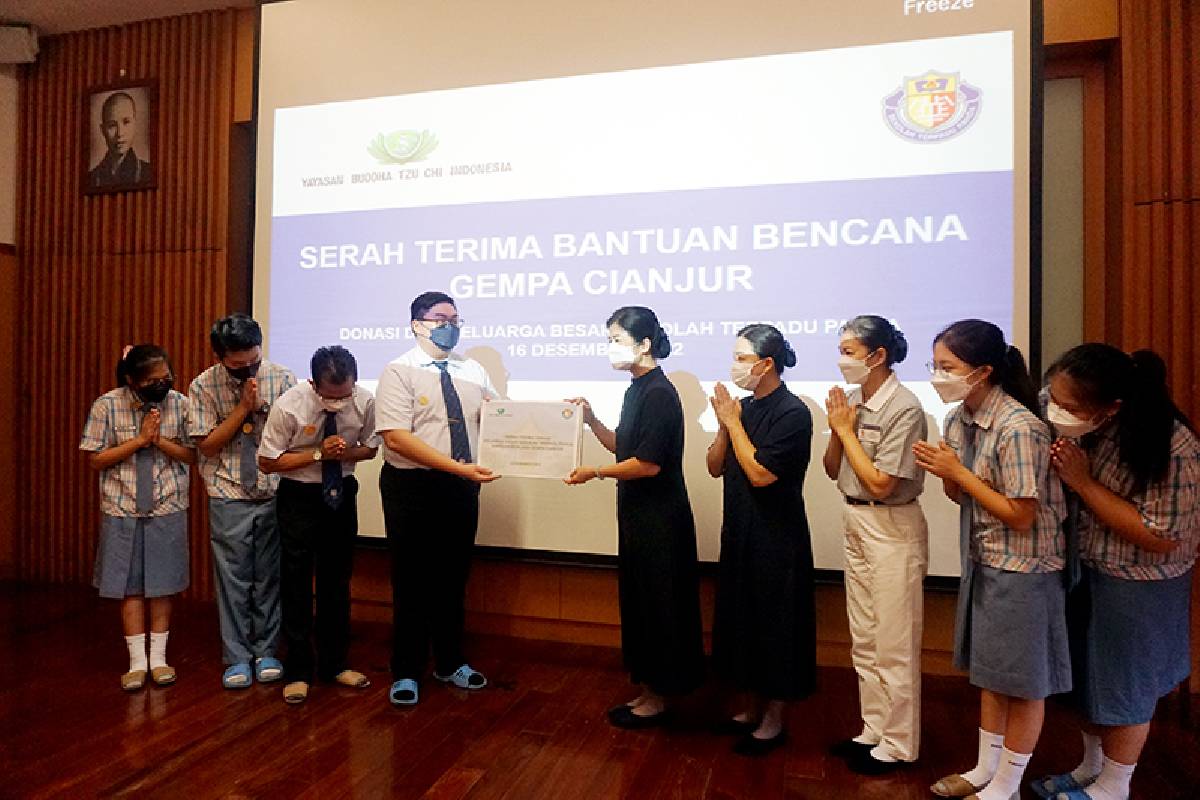 Sekolah Terpadu Pahoa Salurkan Donasi Bagi Penyintas Gempa Cianjur Melalui Tzu Chi Indonesia