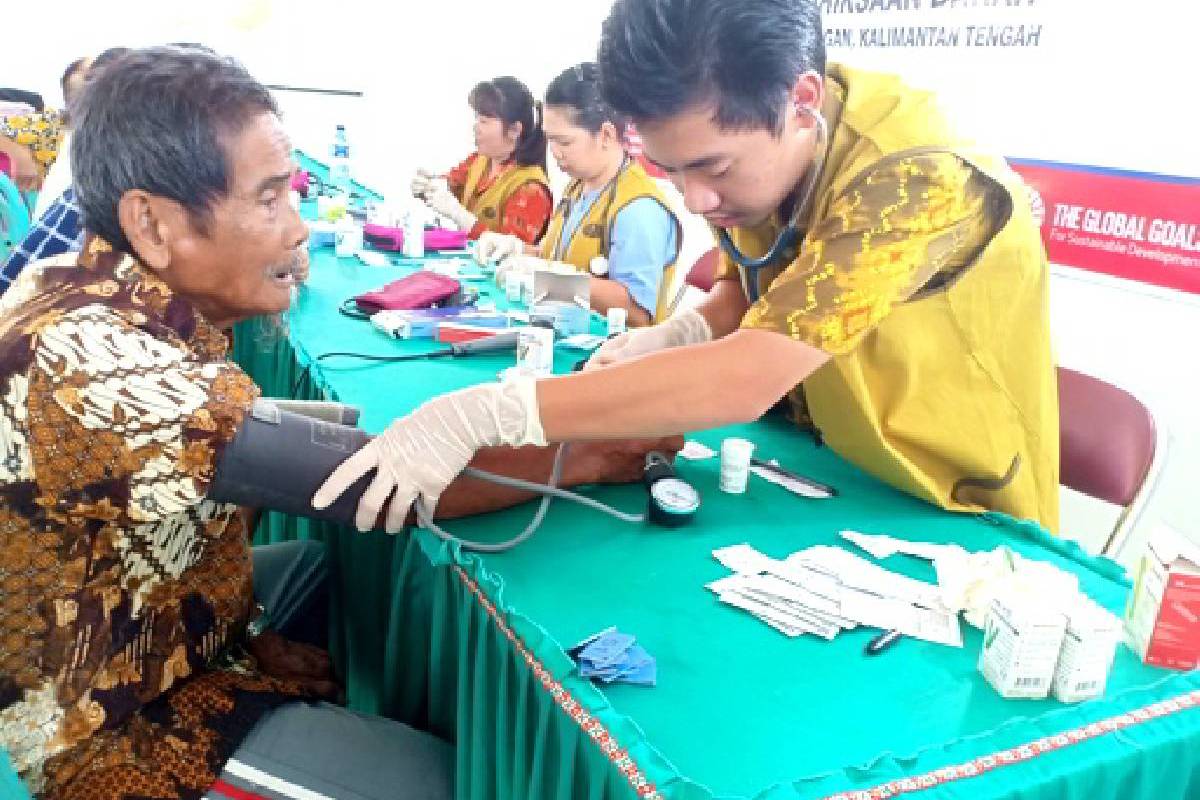 Pemeriksaan Penyakit Degeneratif bagi Warga Desa Luwuk Langkuas