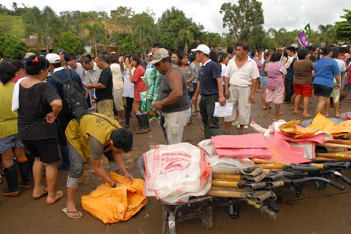 Pembagian Bantuan Banjir di Manado (Cash For Work)