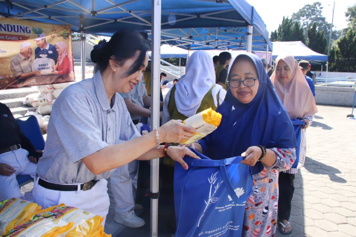 Tebar Kepedulian Jelang Lebaran, Tzu Chi Bandung Bagikan 780 Paket Sembako