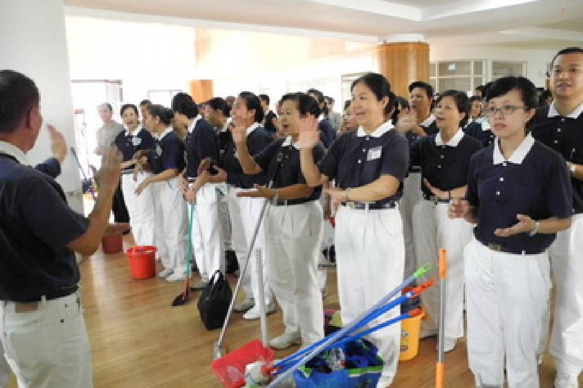 Bersih-bersih di Tzu Chi School