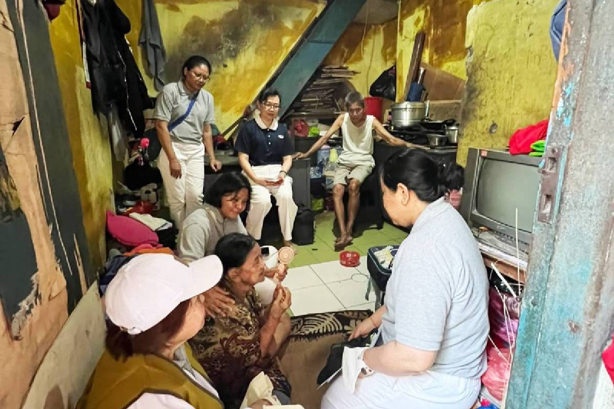 Menjalin Kasih: Relawan He Qi Jakarta Pusat Hadir Menguatkan Penerima Bantuan