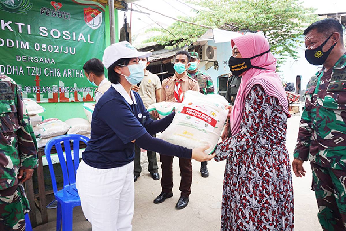 Membagikan Bantuan Sosial Peduli Covid-19 dari Kampung ke Kampung