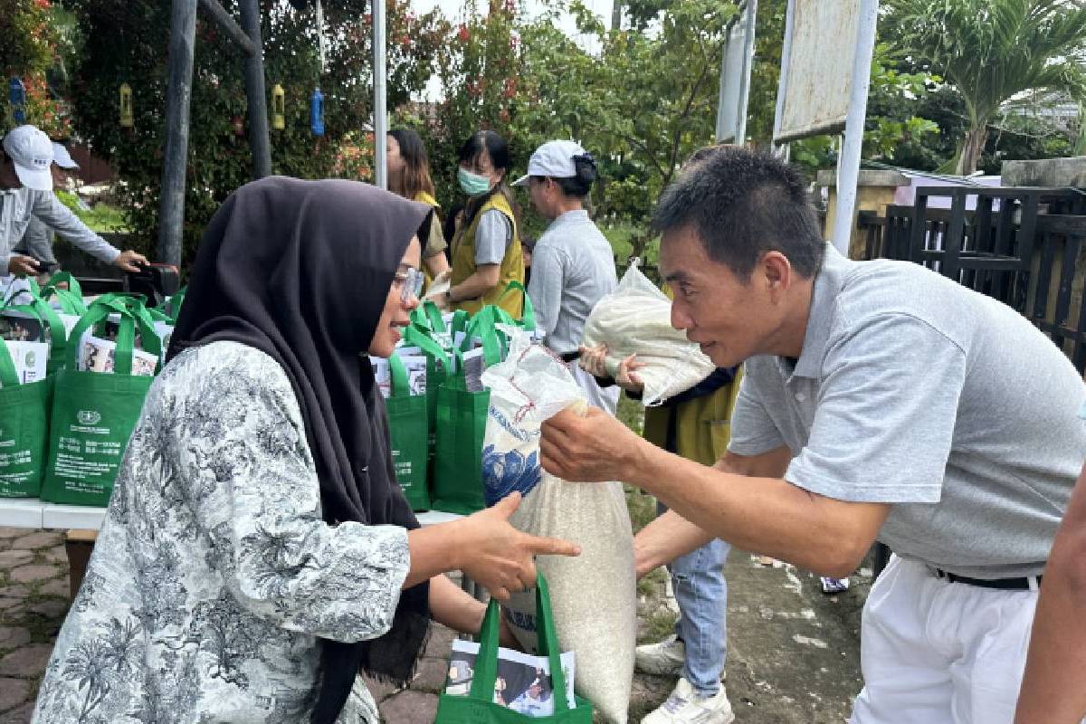 Dalam Semangat Kebersamaan, Para Relawan Tzu Chi di Dumai Tebar Cinta Kasih di Hari Natal