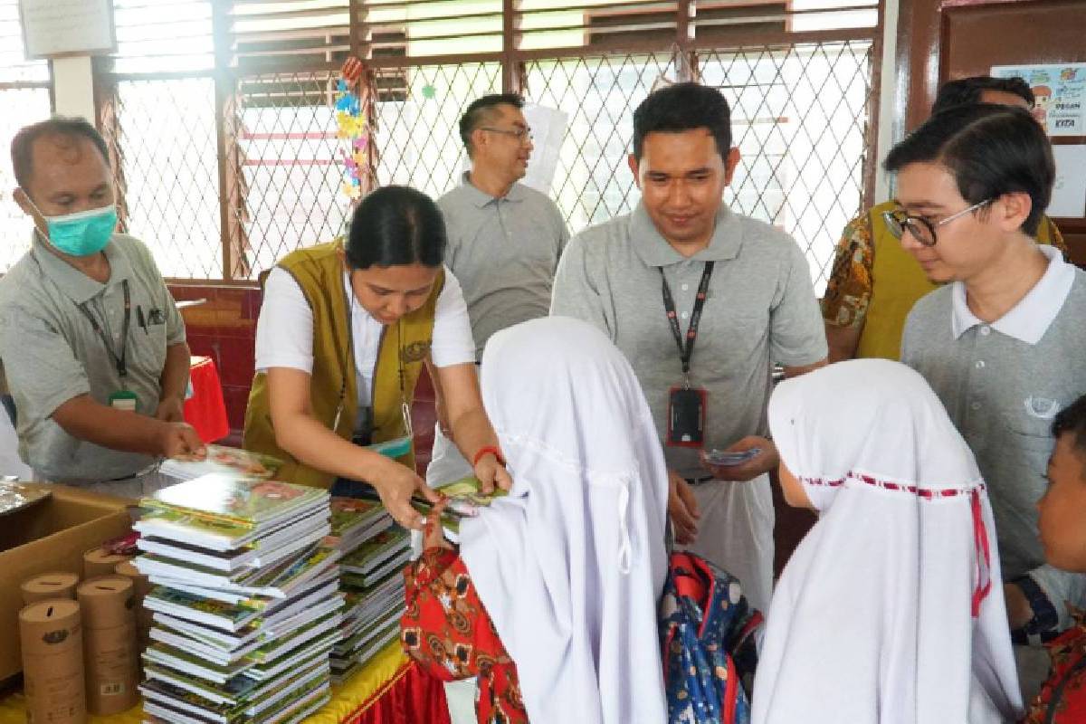 Bantuan Paket Buku dan Alat Tulis untuk SDN 067268 Martubung Medan 