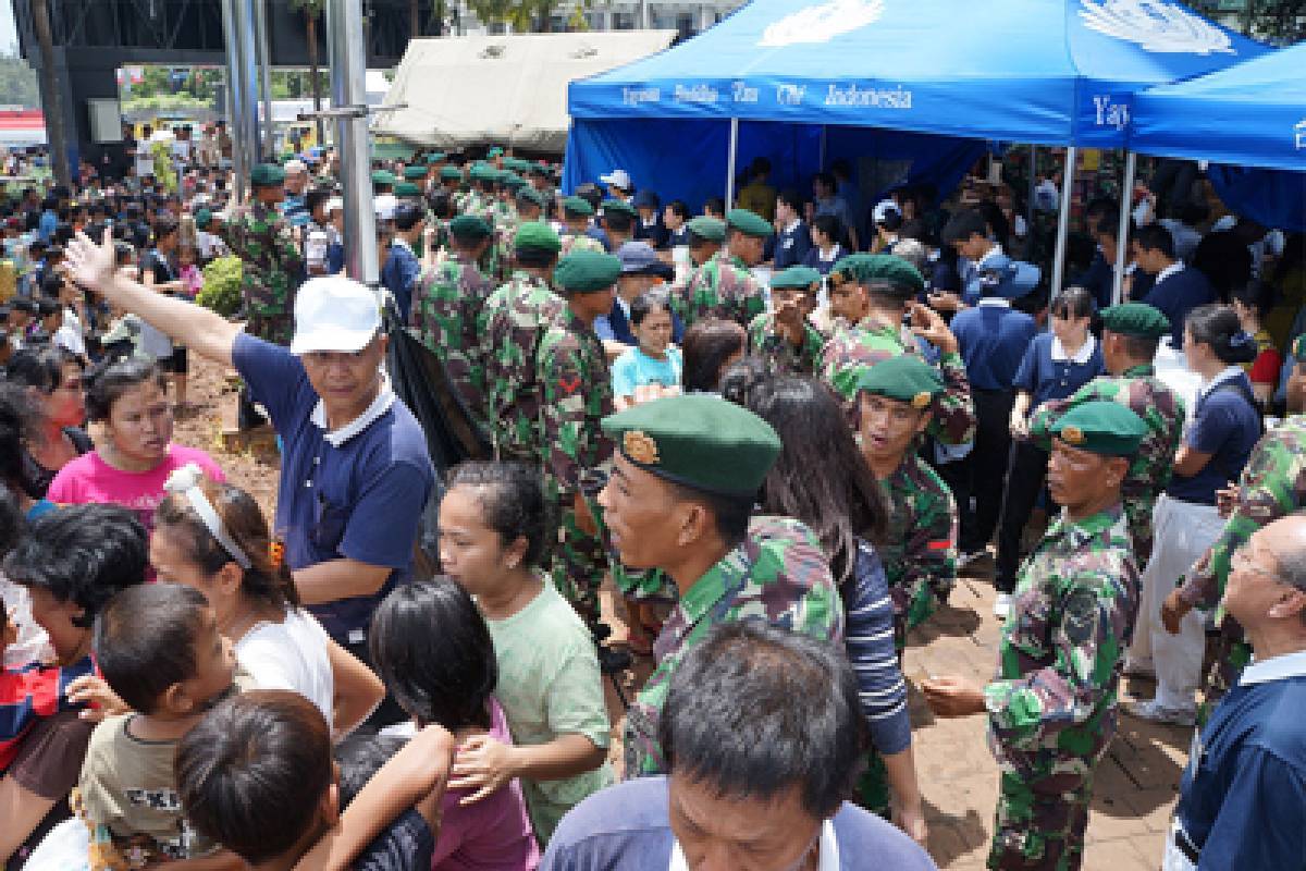 Banjir Jakarta: Pembagian Bantuan di Pluit Junction