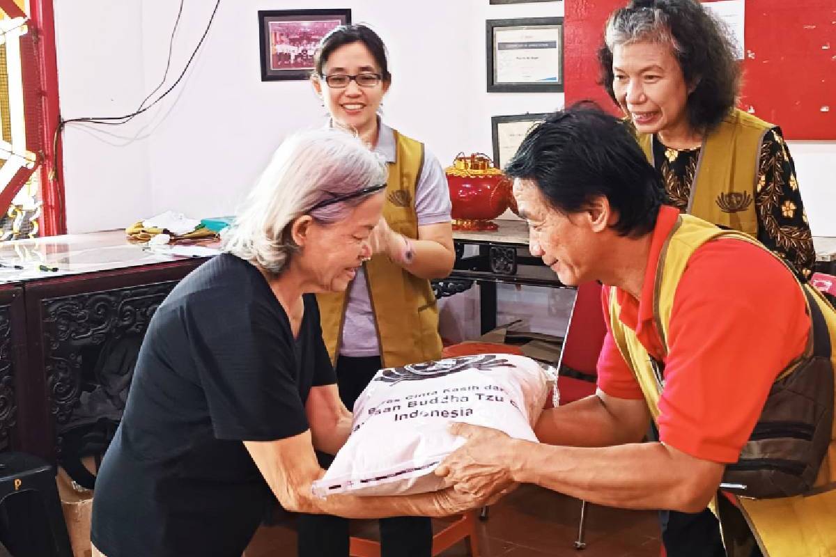 Hangatnya Kebersamaan Imlek, Tzu Chi Salurkan Beras untuk Warga Pulo Geulis dan Babakan