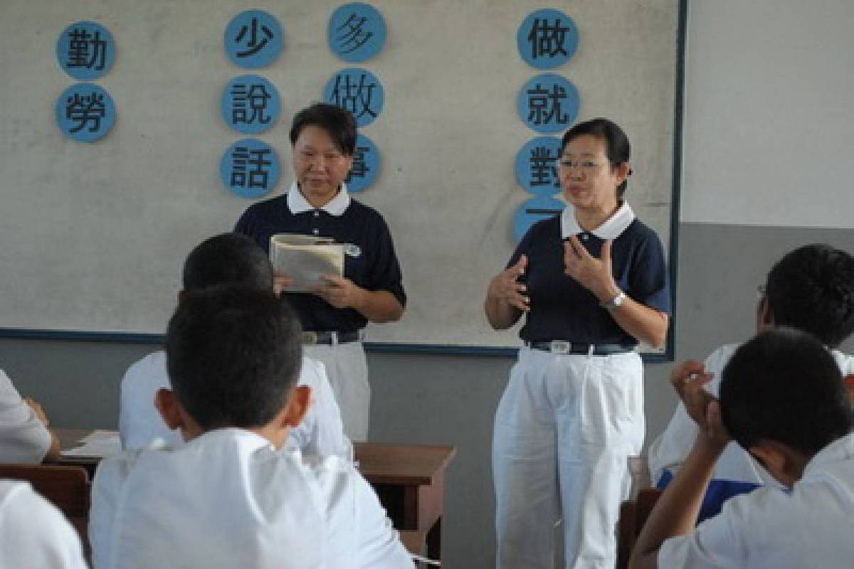 Kelas Bahasa Mandarin dan Berkebun di Pesantren Nurul Iman