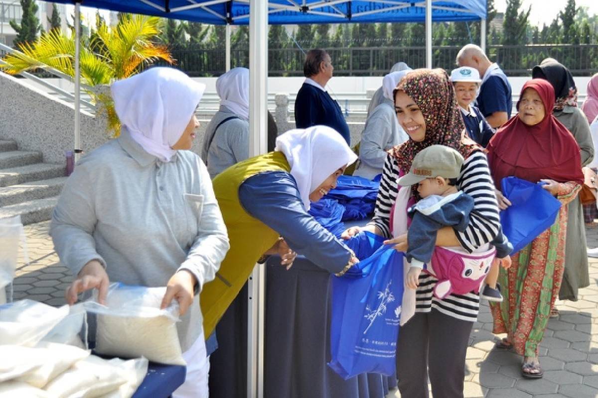 Paket Sembako Bagi Warga Kelurahan Dungus Cariang