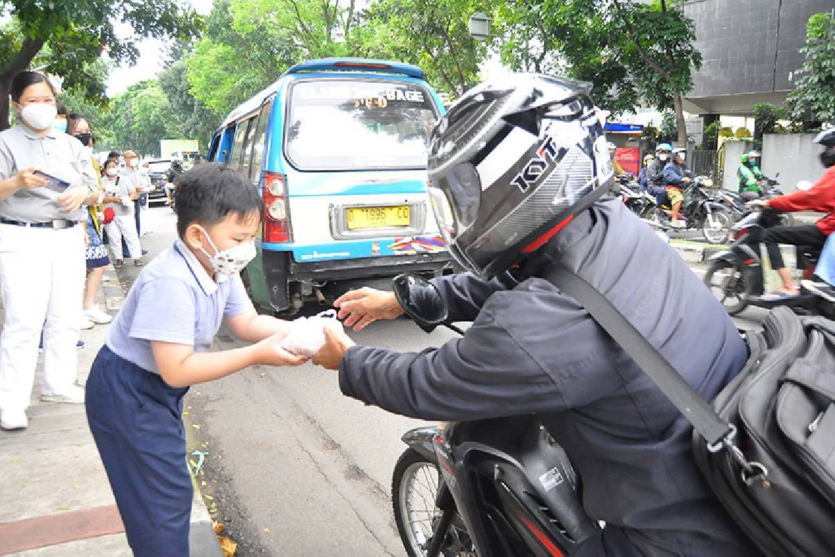 Berbagi Berkah di Bulan Ramadan dengan Membagikan Takjil 