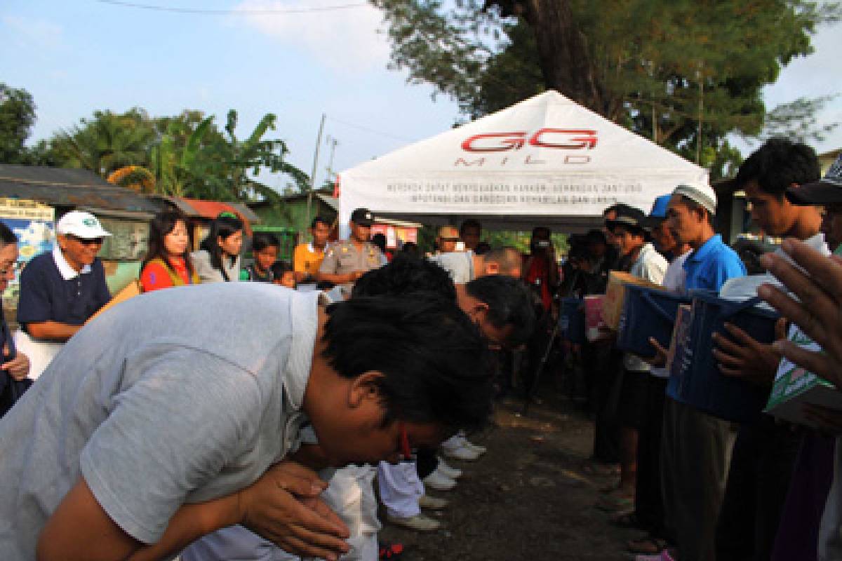 Pembagian Bantuan Banjir di Karawang