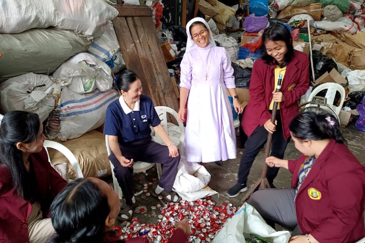 Belajar Mencintai Bumi dari Tangan-Tangan Relawan