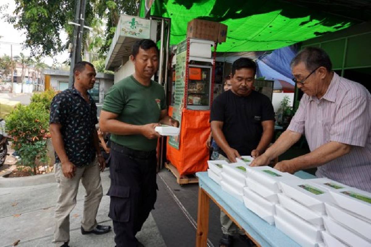 Berbagi Nasi Kotak Vegetarian Gratis Selama Sebulan