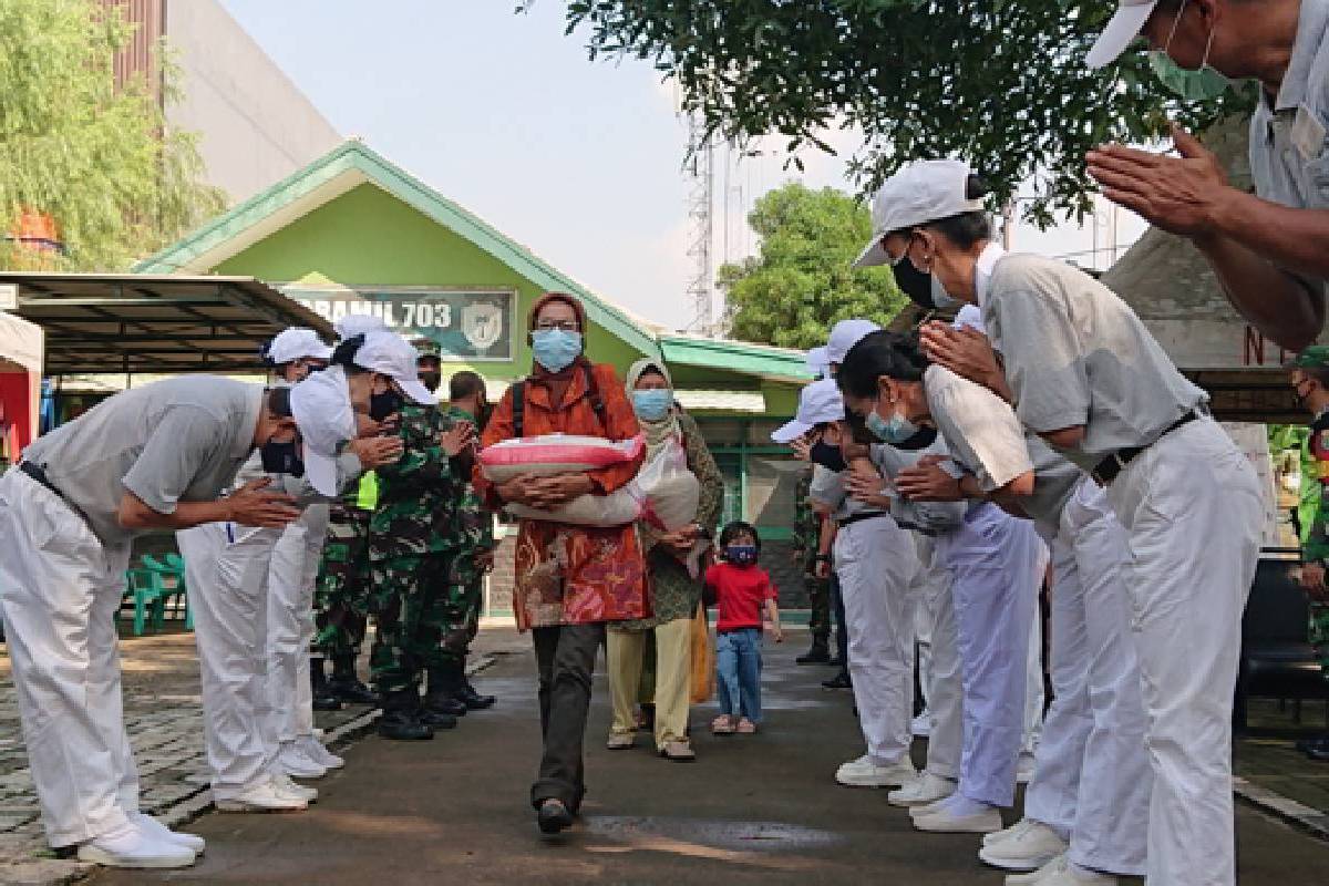 Antusiasme Warga Teluk Pucung, Bekasi Menerima Bantuan Sosial Peduli Covid-19