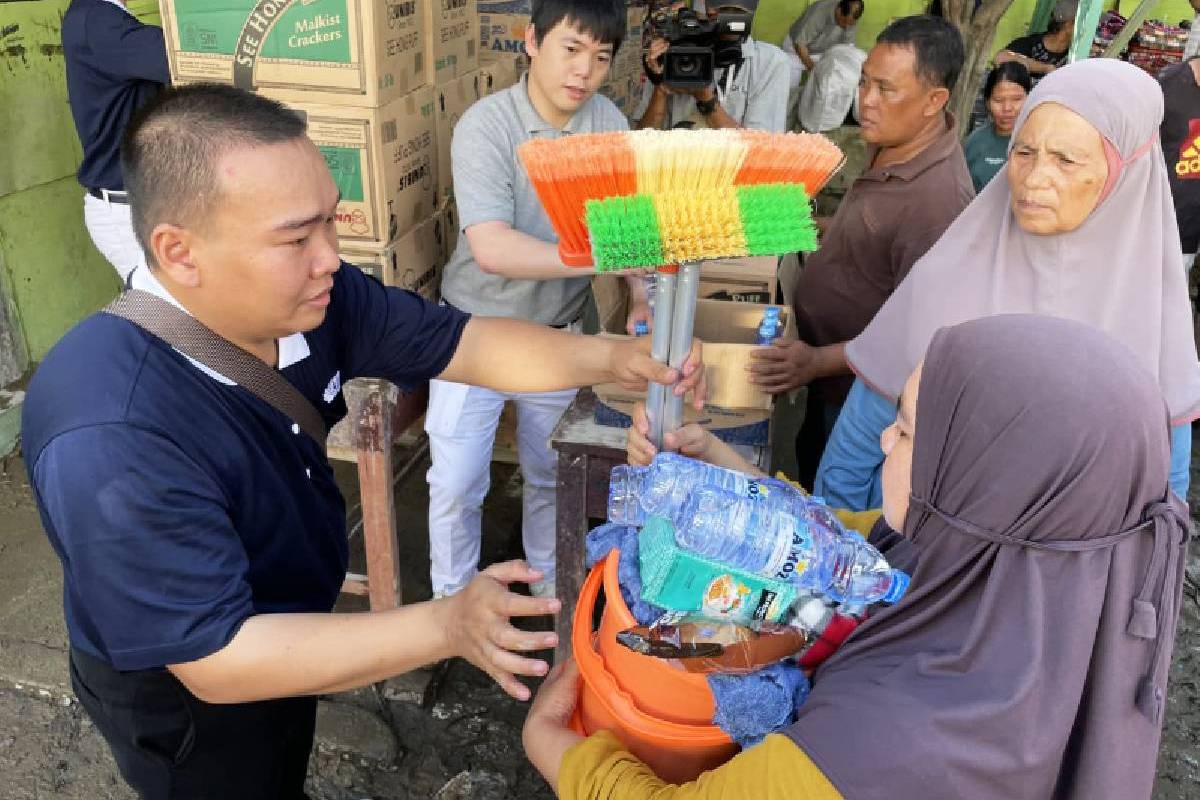 Bantuan Bencana Banjir Di Sumatera: Tak Kenal Lelah, Relawan Salurkan Bantuan Hingga Wilayah Pelosok Banjir