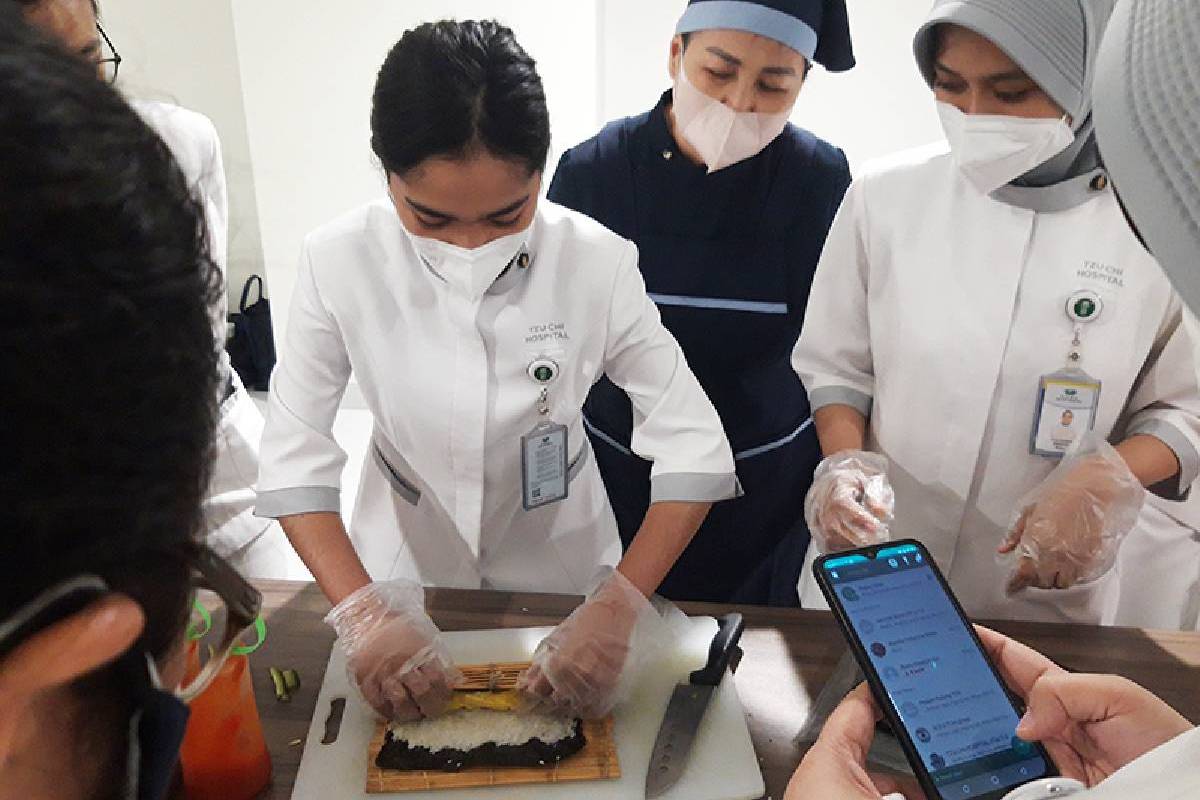 Perawat Tzu Chi Hospital Belajar Membuat Sushi Vege Ala Rumahan