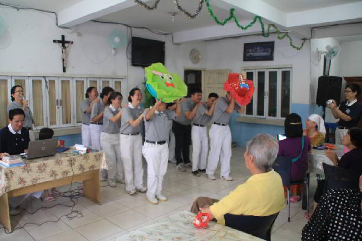 Kasih Sayang Untuk Opa Oma di Santa Anna