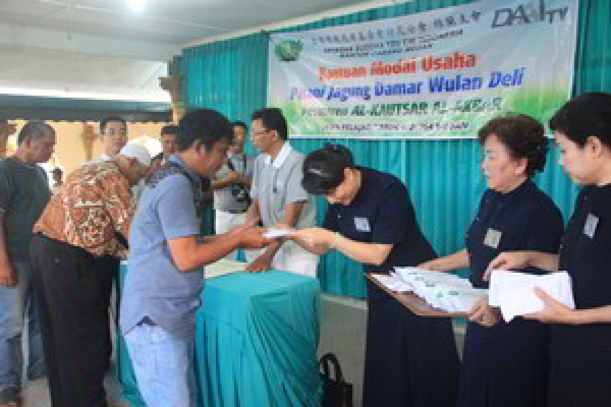 Tzu Chi Medan Salurkan Bantuan Modal Usaha Petani Jagung  