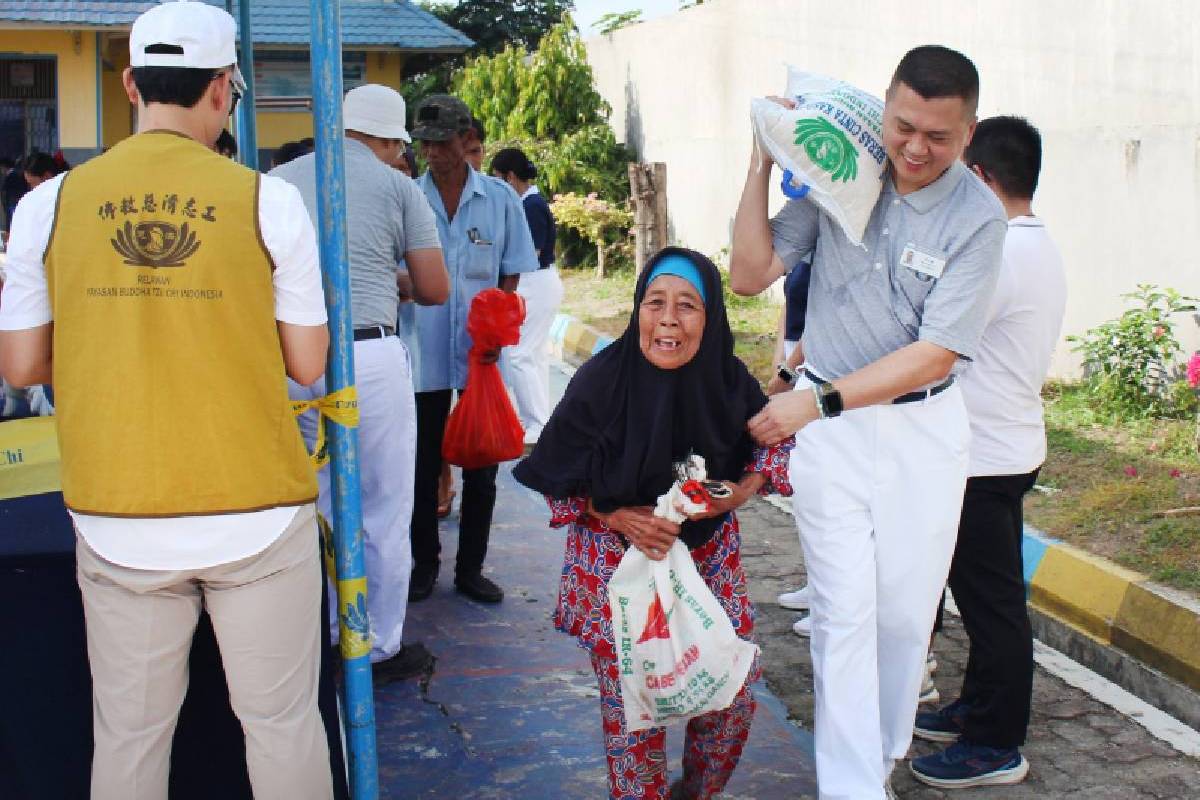 Tzu Chi Medan Salurkan 562 Paket Sembako untuk Warga Desa Sei Glugur dan Sukaraya