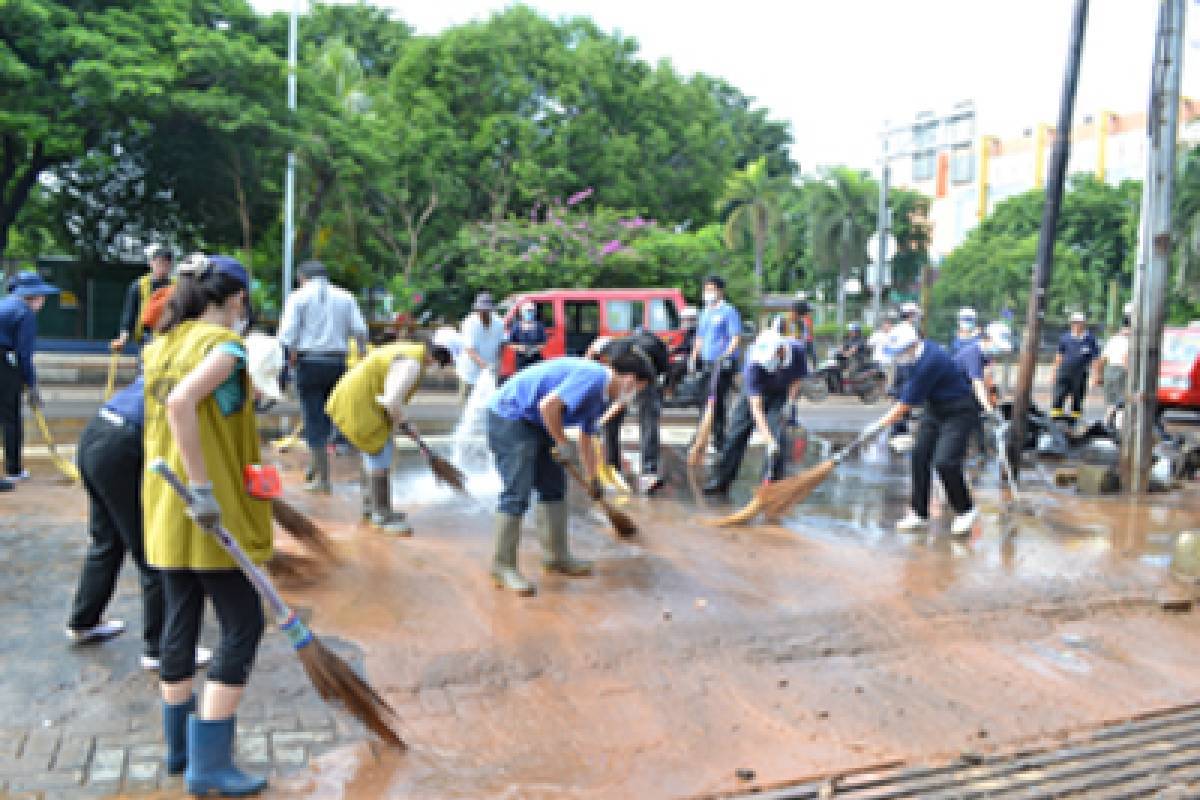 Pascabanjir Jakarta: Bersih-bersih Jalan Pluit