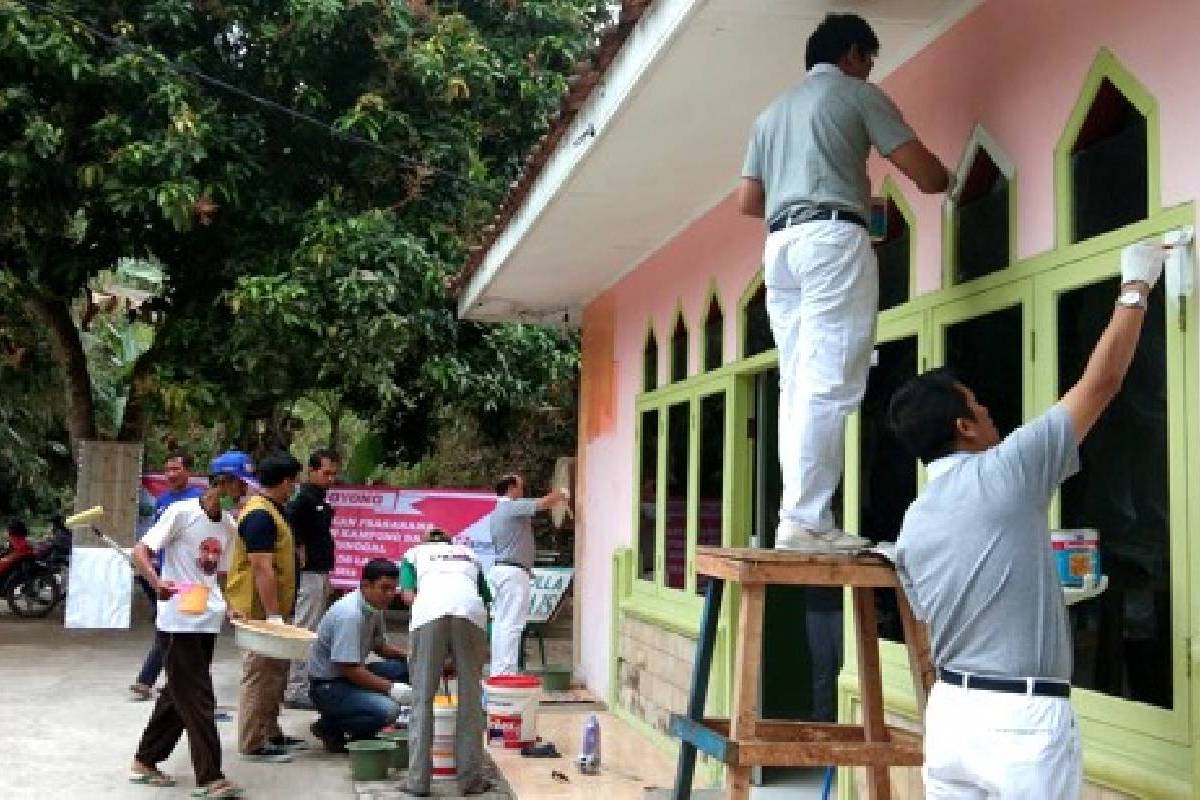 Gotong Royong Membersihkan Musholla Ar-Rais