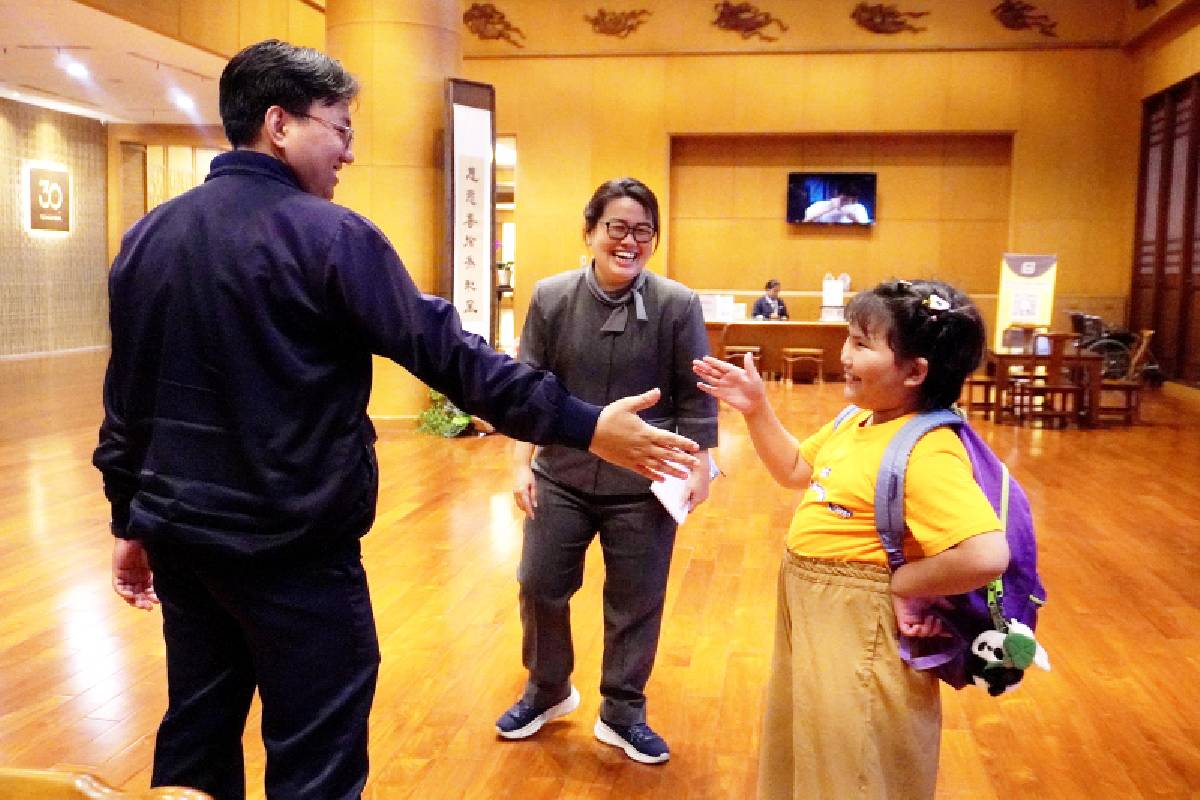 Bukan Cinta yang Sekadarnya, Kisah Penerima Bantuan Implan Koklea