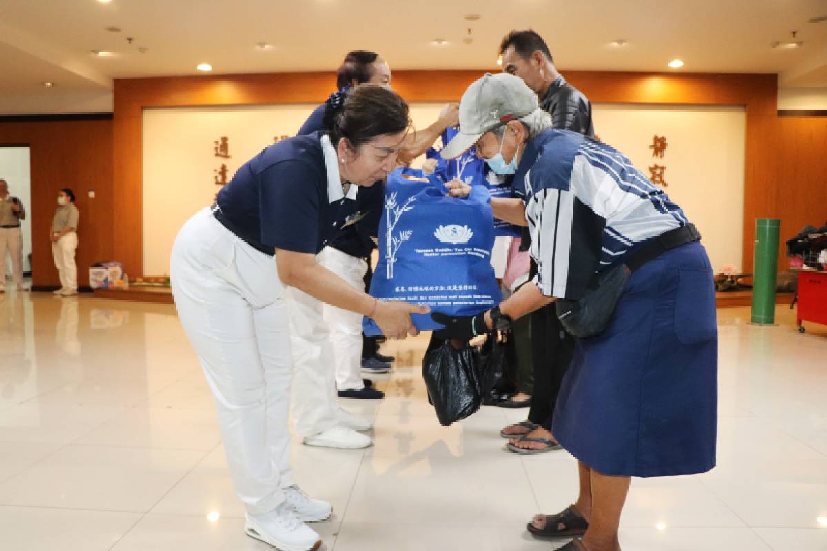 Tzu Chi Bandung Bagikan Sembako Sambut Hari Waisak, Tebarkan Cinta Kasih untuk Sesama