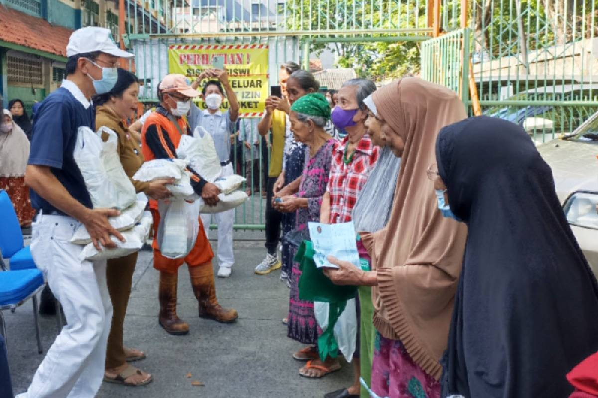 Pembagian 650 Paket Sembako Ramadan untuk Warga Jembatan Besi