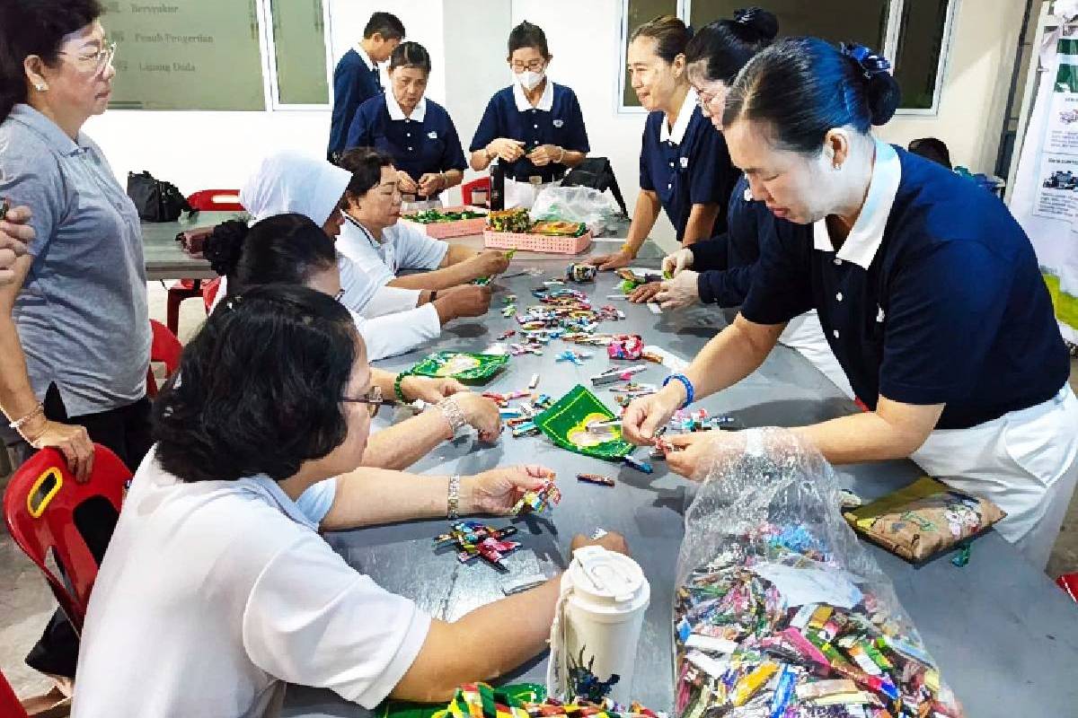 Mengubah Plastik Bekas Menjadi Kerajinan Tangan 