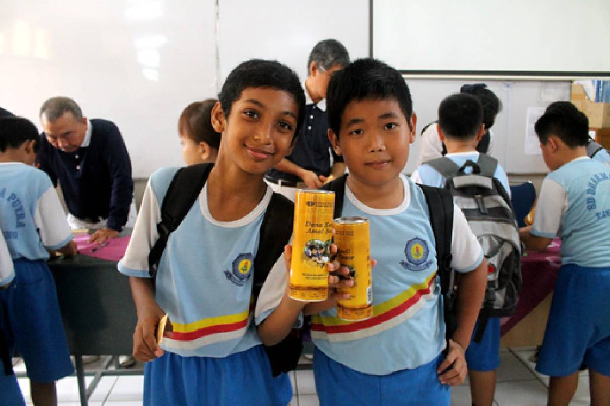 Kegembiraan Siswa Sekolah Dharma Putra Kala Bersumbangsih
