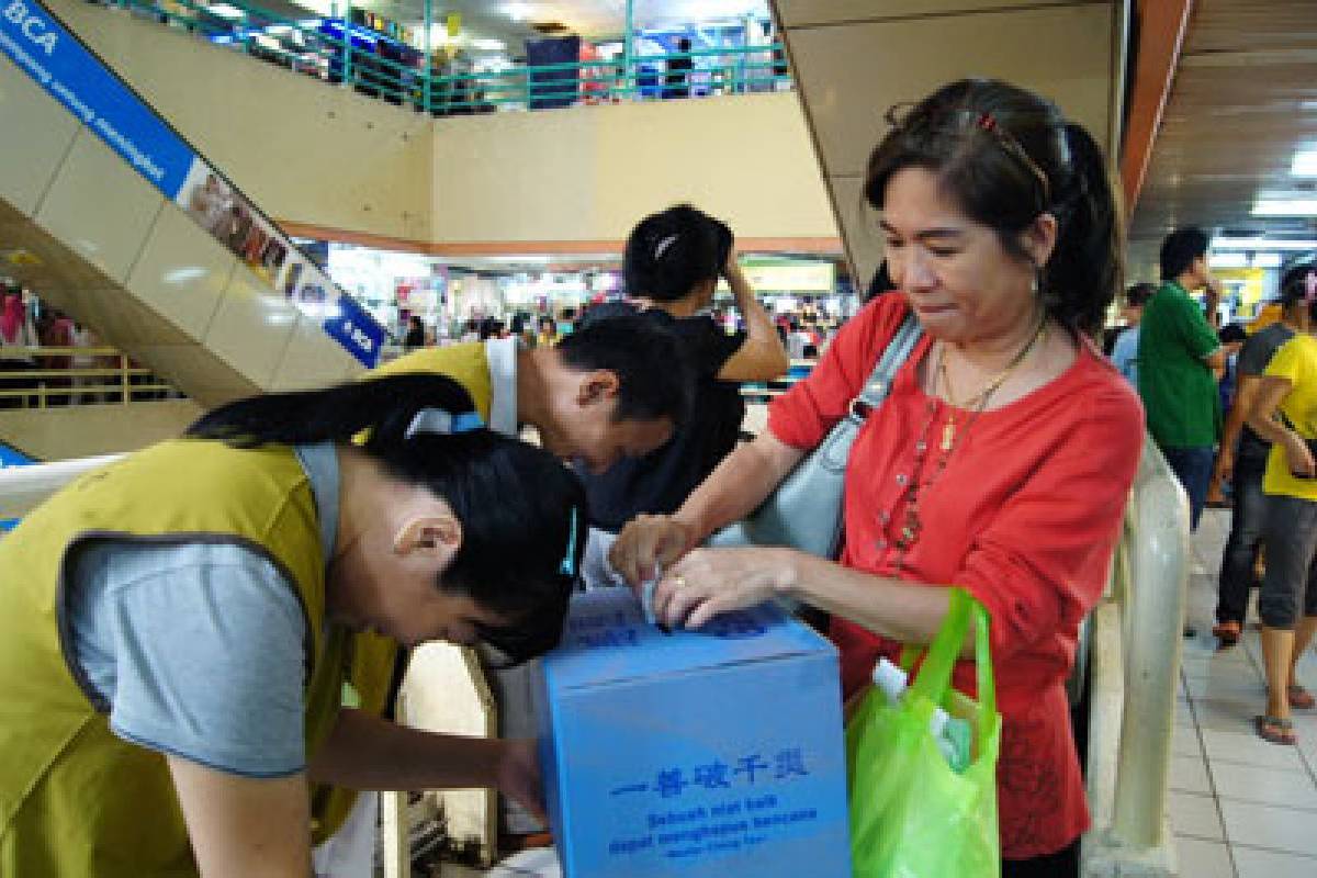 Penggalangan Dana Topan Haiyan di ITC Mangga Dua dan Pasar Duta Mas