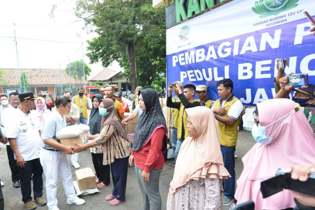 Tzu Chi Salurkan Bantuan Banjir untuk 6 Kecamatan di Kab. Pati Jawa Tengah
