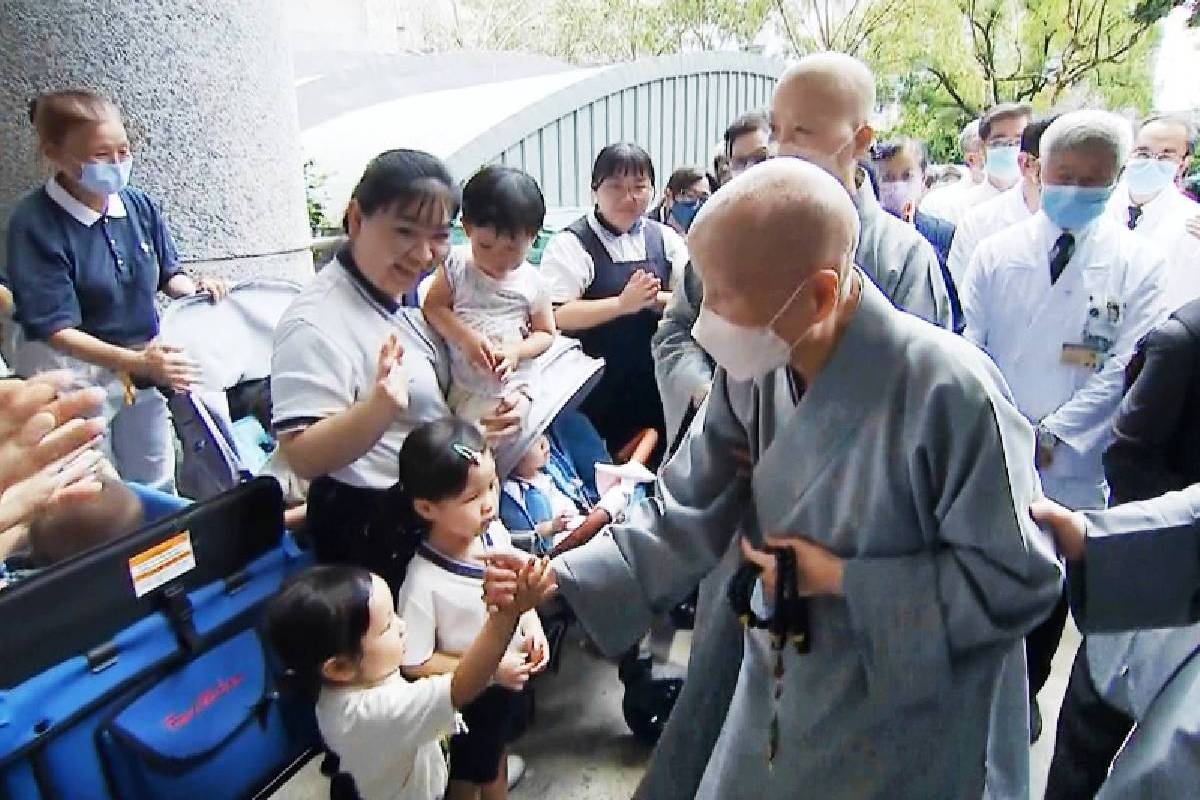 Ceramah Master Cheng Yen: Dokter Humanis Membawa Manfaat bagi Masyarakat